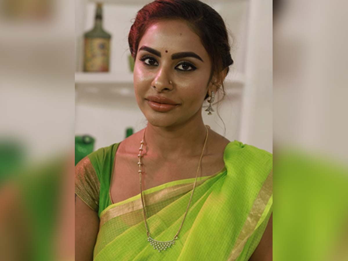 tollywood's tweet image. శ్రీ‌రెడ్డికి నోటీసులిచ్చిన పోలీసులు!
Read More: bit.ly/2TDIHXe
#SriReddy #PoliceCace #karatekalyani