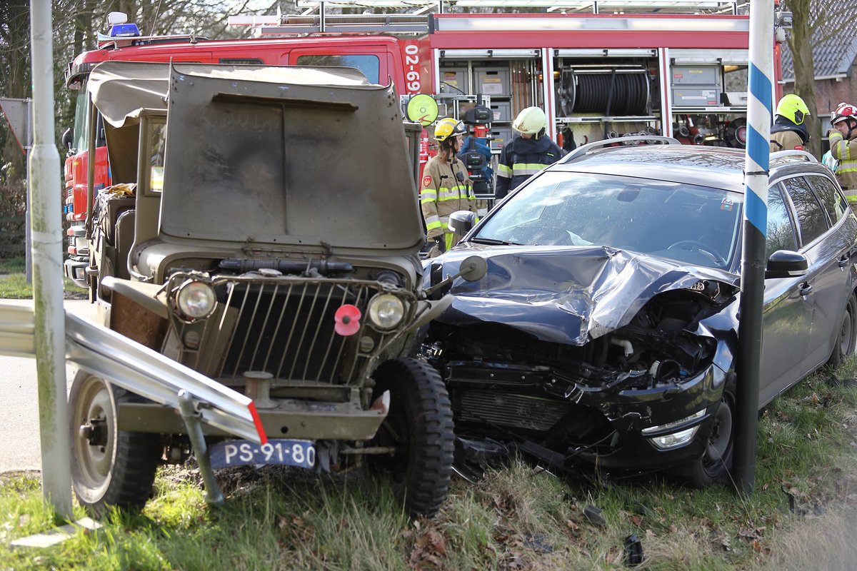 Bestuurder uit legerjeep geslingerd tijdens ongeval in Lippenhuizen -.