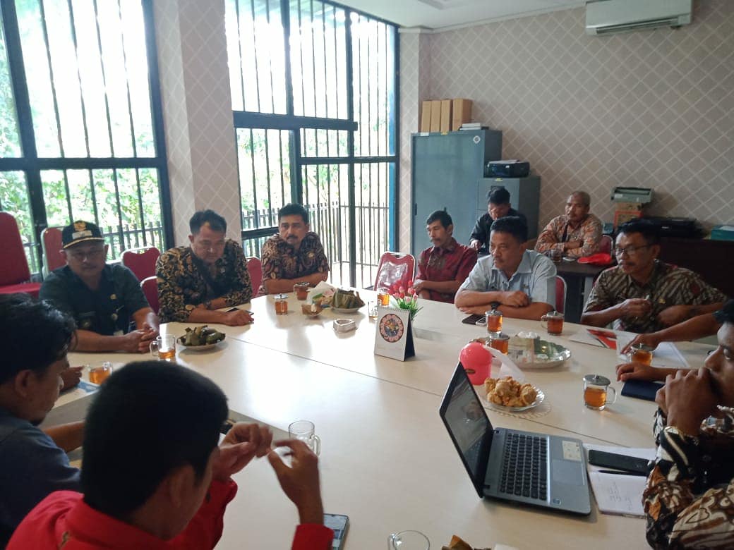 kikis_id's tweet photo. Menerima kunjungan belajar Tim BKAD Rintisan Kab. Cilacap di kantor BUMDesa Bersama Banyumas untuk persiapan pembentukan BUMDesa Bersama Cilacap @budimandjatmiko @tedytri @inovator4id @tweetot @gpalayukan @ibnutaufan @KemenDesa https://t.co/8910g71Cj8