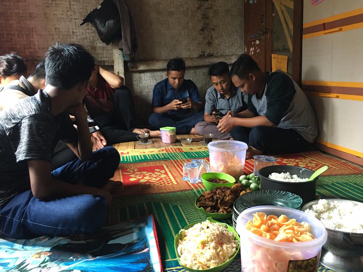 BarqiMuhamad's tweet photo. Jaman now kalau kumpul yang gini
#bebasaja #SabtuRebahan #RECEHKANTWITTER #kawan https://t.co/7XIDOb1eHI