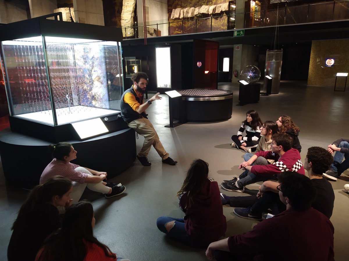 CosmoCaixa_CAT's tweet photo. Els nostres #CosmoExplainers continuen la seva formació! Ahir van descobrir un munt de dades interessants sobre alguns dels mòduls de la Sala Univers 👇 https://t.co/GAm0frUNVG