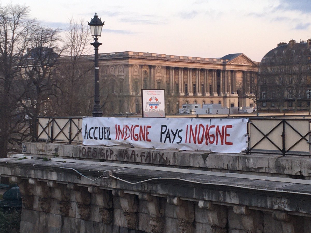 JoPourquoipas's tweet photo. Ce matin @AccueilDeMerde banderolisait simultanément 4 ponts parisiens pour défendre l'accueil digne des exilé-e-s en France et en Europe : DES PONTS, PAS DES MURS #banderoleGame

en voir plus : https://t.co/7bQZWA0CoN https://t.co/NuKtmOmntq