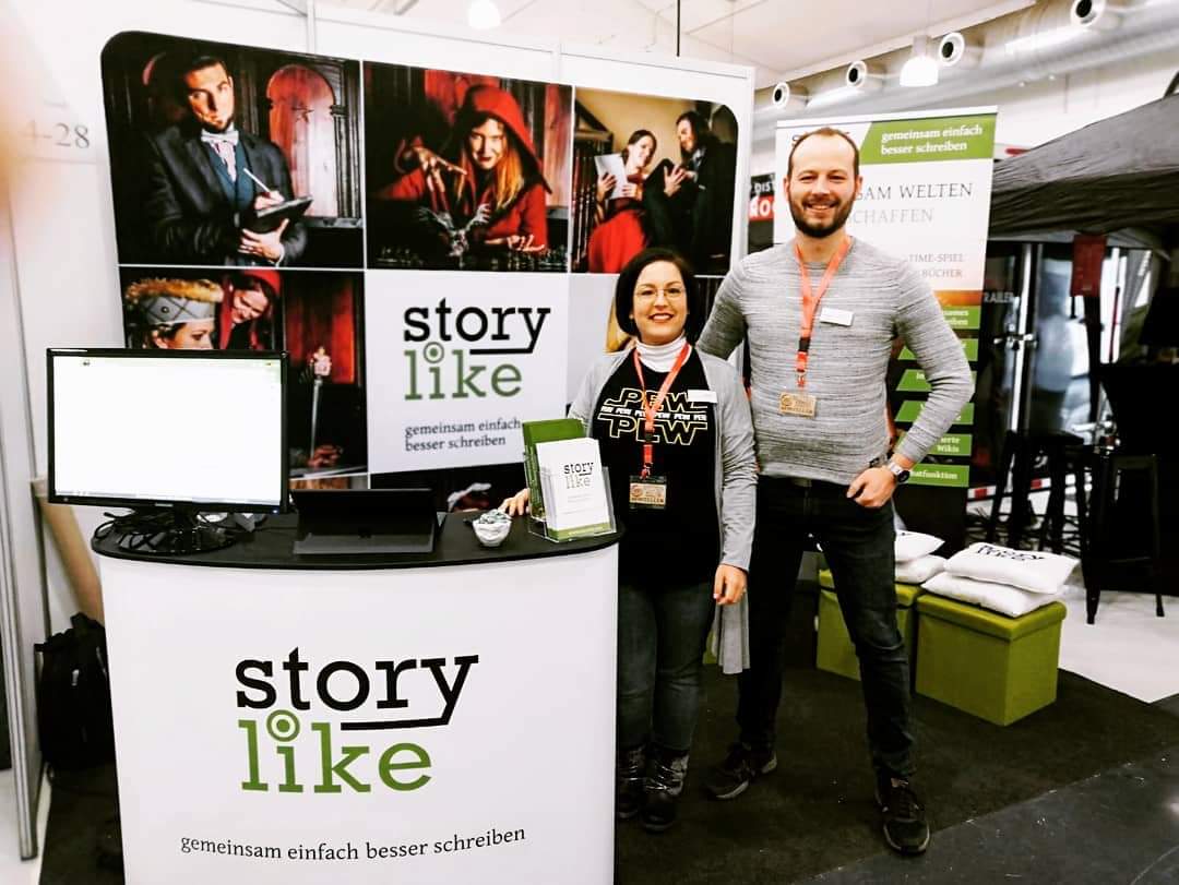 StorylikeS's tweet photo. Noch geht hier alles schön gesittet zu, aber wer weiß, wie das gleich ab 11 Uhr sein wird, wenn die Massen reinstürmen! Wir sind jedenfalls bereit und freuen uns so richtig auf euch! ♥️ #weltenwerker #storylike #justwrite #consforlife #frierenfürsfoto https://t.co/U9aXId33aN