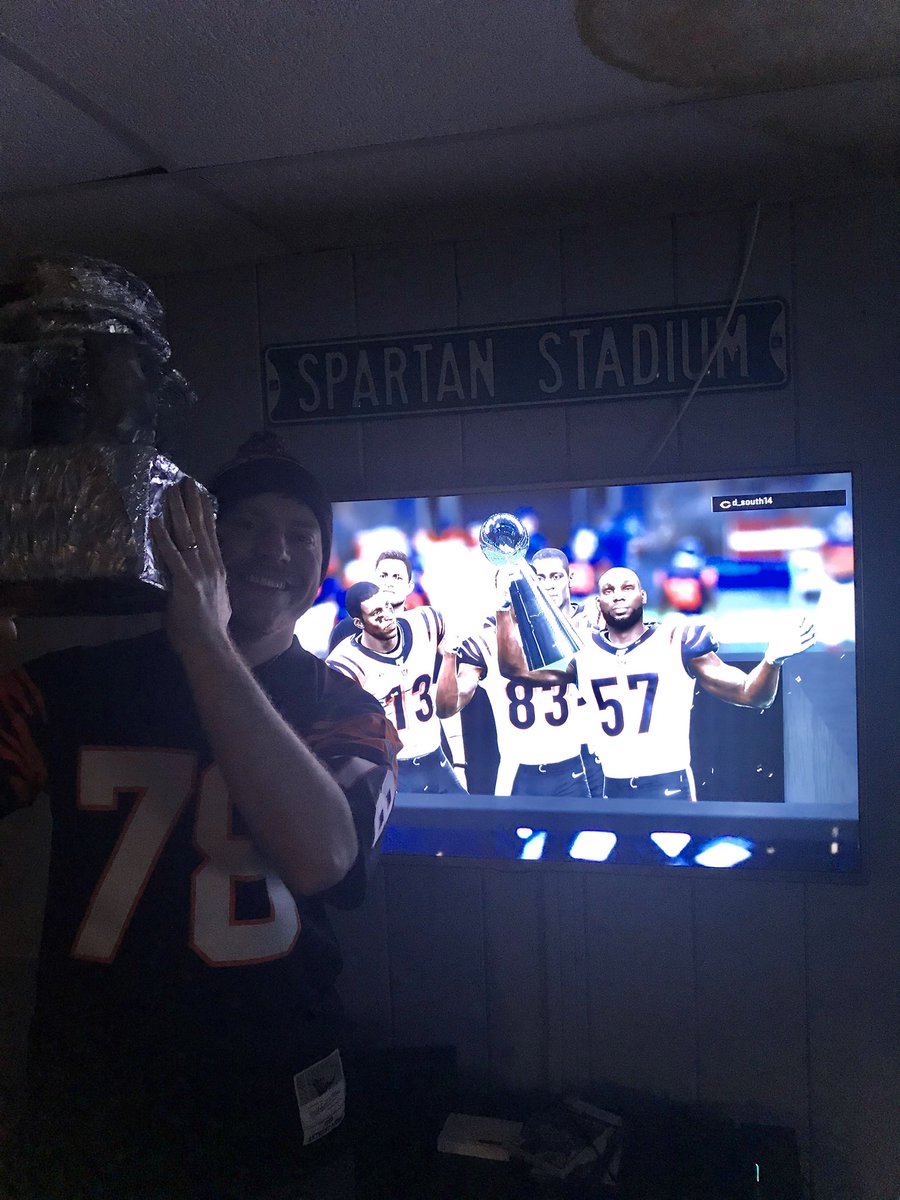 HardcoreBengals's tweet photo. Your Hardcore Bengals just thumped @DaHardcoreBears 37-13 to complete a perfect 19-0 season, and now reign as MADDEN BOWL CHAMPS! 🏆 #WhoDey https://t.co/whHezm61qA