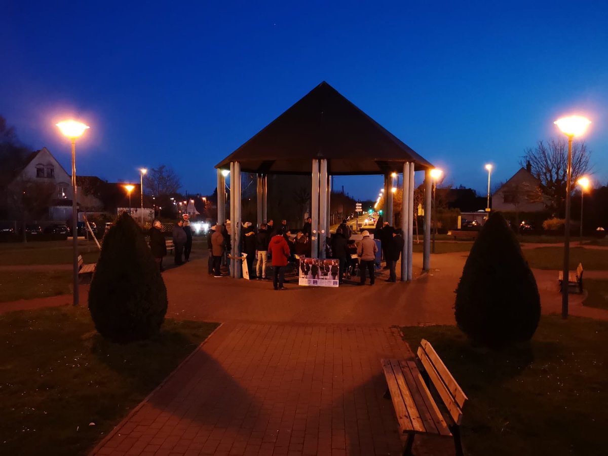 DenisVinckier's tweet photo. Avec @DAUBRESSE_MP hier soir à Lomme La Délivrance. Moi pour redire devant 50 personnes réunies sous le kiosque notre fierté d’être Lommois et lui sa volonté de nous redonner demain beaucoup plus d’autonomie. Nous avons parlé de tous les sujets concrets avec l’humanisme à cœur ! https://t.co/qX9GW8GtX6