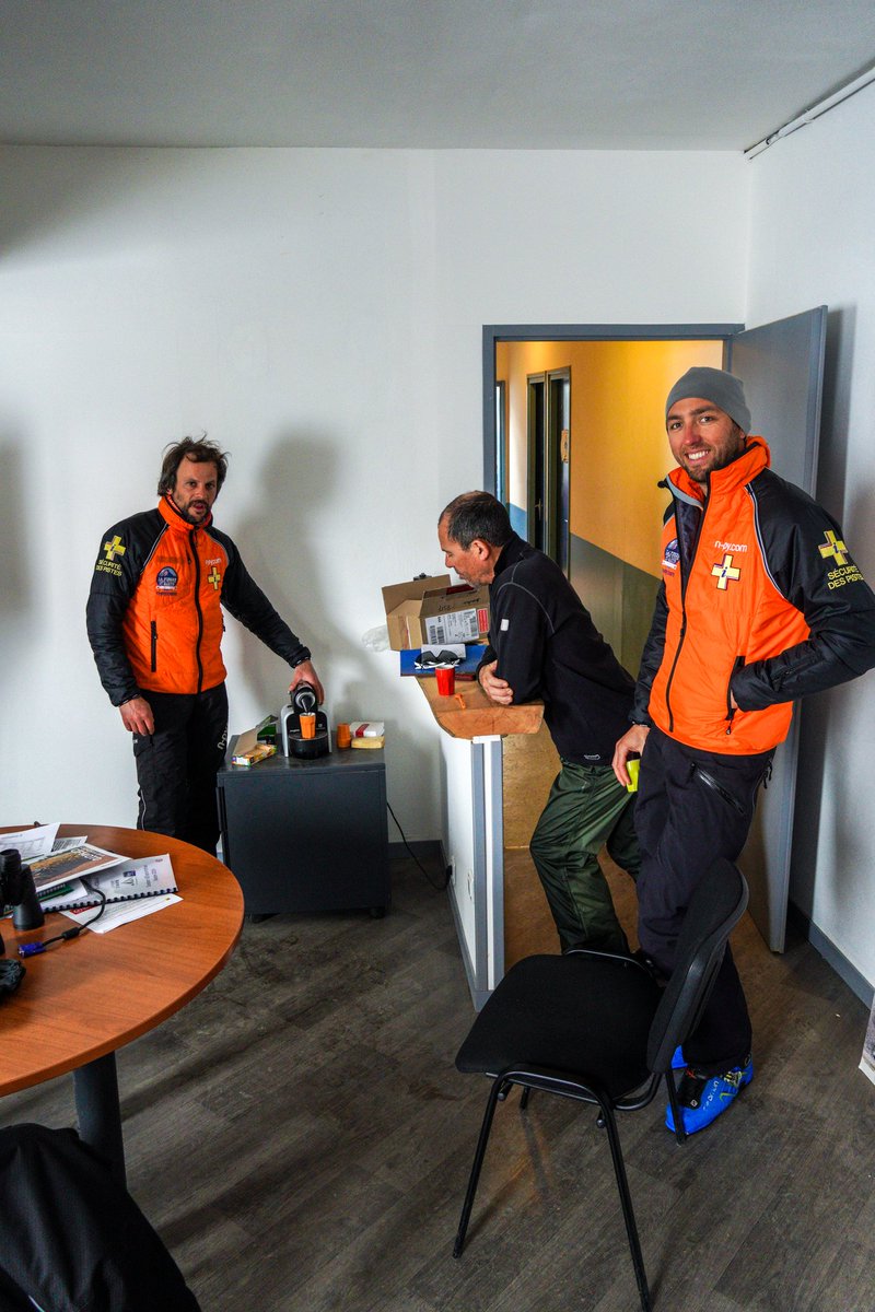 Entre 60 et 80 cm de neige sur le domaine ! Merci à notre équipe de pisteurs artificiers pour le Plan d'Intervention et de Déclenchements d'Avalanches  de ce matin qui nous permet de sécuriser le domaine 🙏👏!