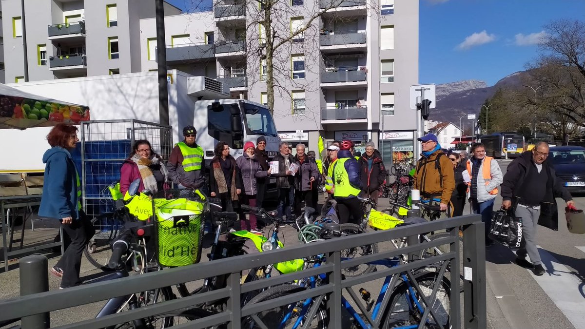 Solidheres_SMH's tweet photo. le collectif #Solidheres en ballade à vélo à #SaintMartindHeres fait une halte au marché Chamberton pour rencontrer les habitants https://t.co/MjblG36y2L