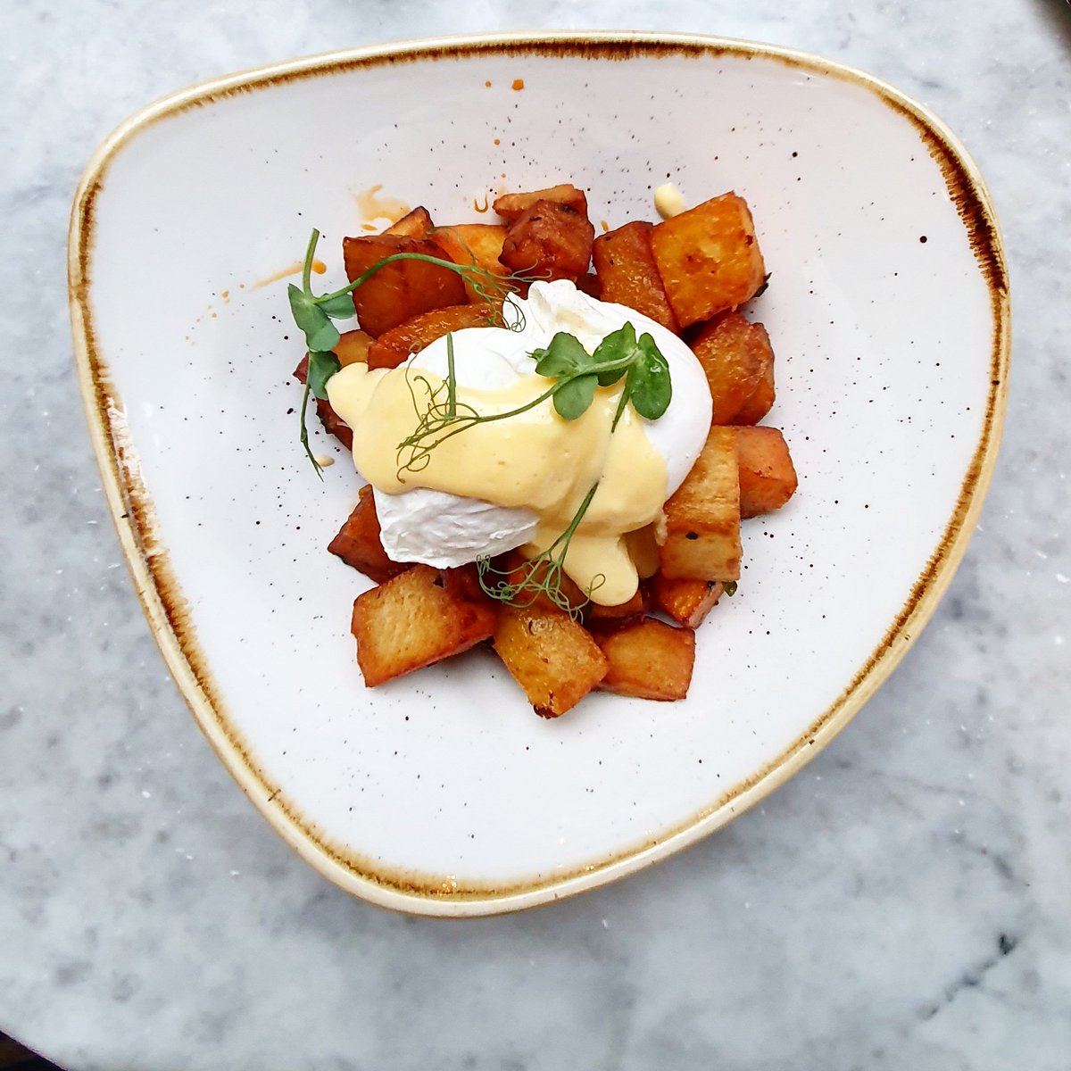 sarahjanesewell's tweet photo. Starting the weekend properly with @RowanRee at @almacafelondon #Barnes #coconutcappuccino #chorizohash https://t.co/LdPvXkkk51