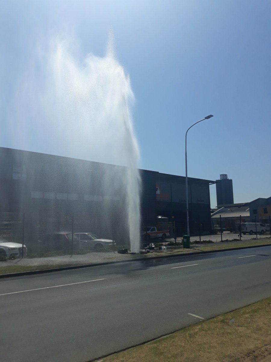 ThisIsMrsBsLife's tweet photo. @CityofCT @CityofCTAlerts Water leak Berkley Rd, Maitland. https://t.co/p0uRNVjHz2
