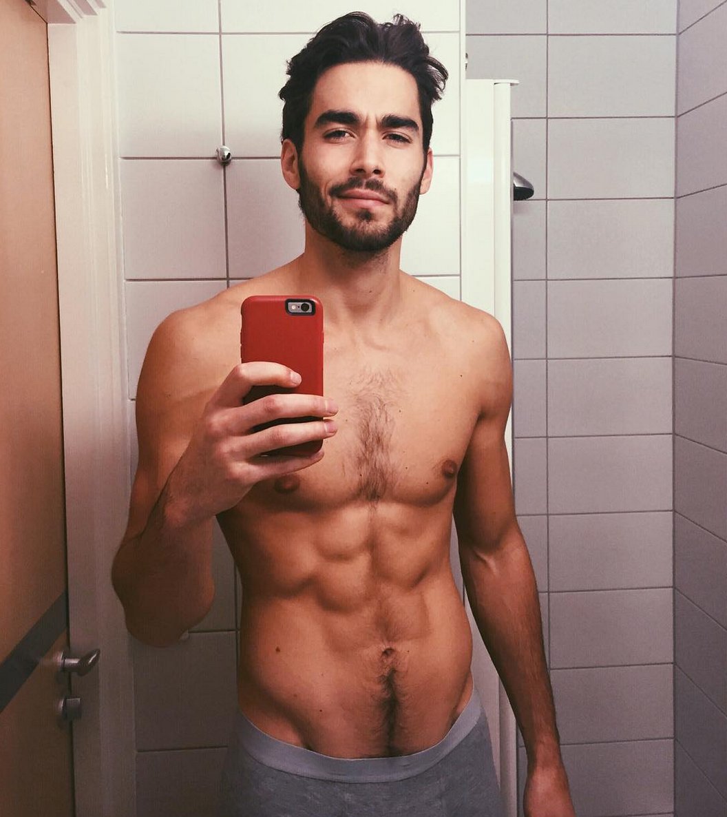 — Entra a su baño para darse una ducha después de sudar un poquito y no puede evitar tomarse un selfie antes de quitarse los boxer —