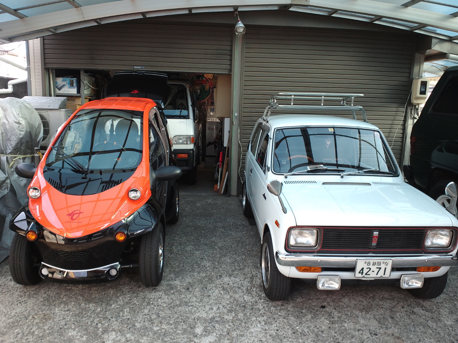 主様 Old Machines Contents コムスを360cc規格と比較 1290mm幅のミニカより約0mm幅が狭い1100mm 長さはミニカの2900mmに対し500mm短い2400mm 小さな車で和んでいる時 ふとデリカが視界に入ると急に本来の自動車サイズ界に引き戻された気分になり