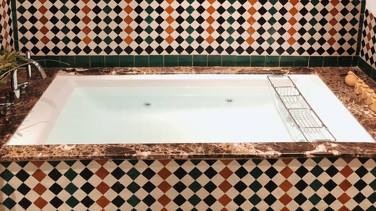 What could be better than starting the weekend with a bubble #bath and some beautiful #tiles? 🛀