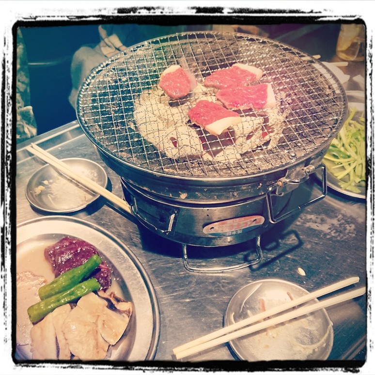 本人不在だけど友達の出産めでたい飲み会を仲間内でやってる。ジビエ焼肉。 