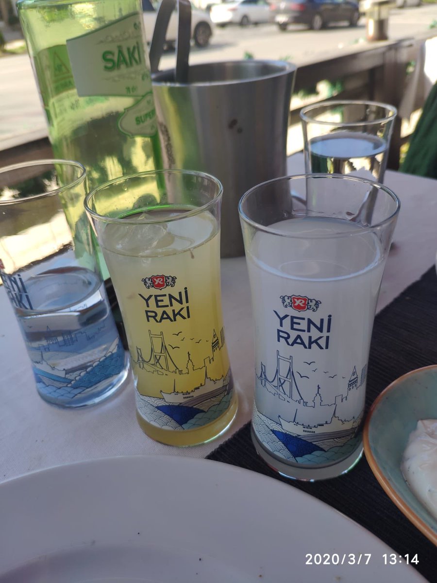 Bir takım öğlen rakıları yapılıyor