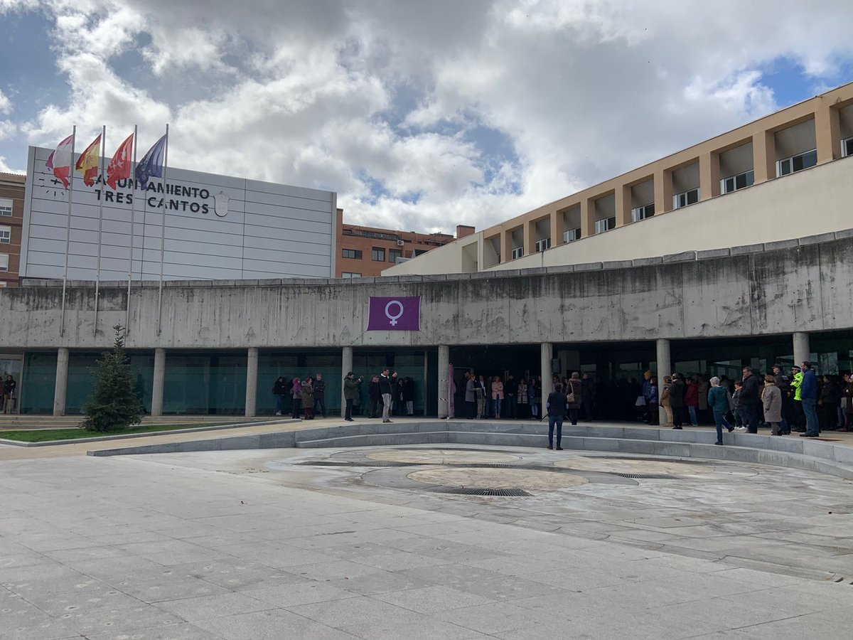 ayto3cantos's tweet photo. Los vecinos de #trescantos se concentraron ayer en la Plaza del Ayuntamiento con motivo del Día Internacional de la Mujer, que se celebra en todo el mundo el 8 de marzo. La concentración estuvo formada por varios vecinos, trabajadores del Ayuntamiento y miembros de la corporación https://t.co/zMHMRG858v