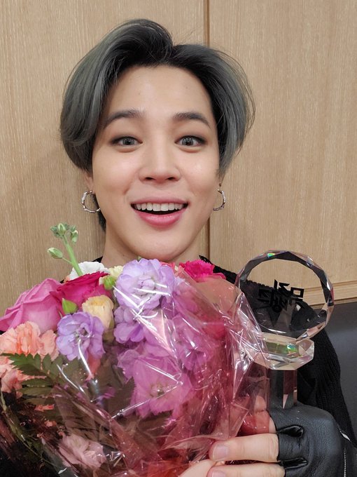 MichiPark5's tweet photo. Want to hug him on that look
@BTS_twt 
#congratulation https://t.co/dOlIqgkq73