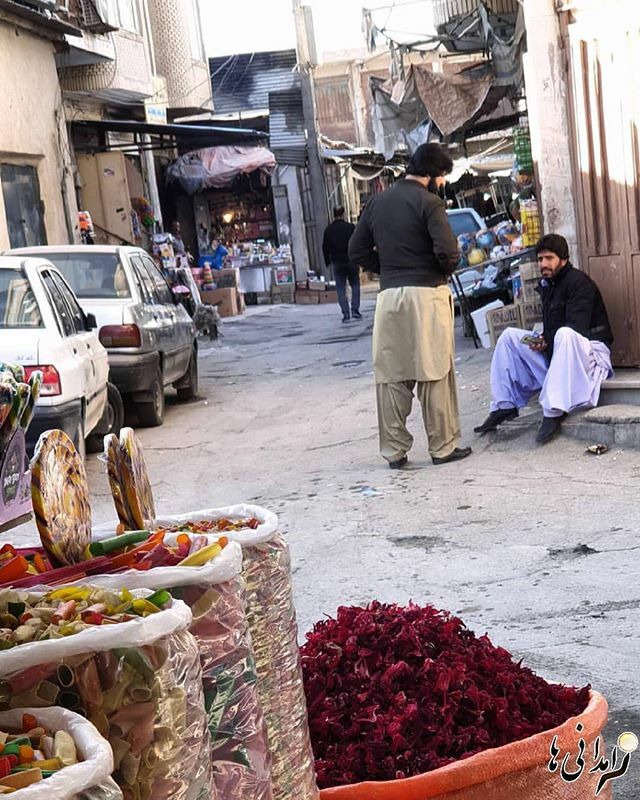 AminRigi's tweet photo. شهرمن...❤
تو را به هیچ زمینی نمی فروشم
گرچه همیشه دردسترس هستی
اما هنوزهم اصالتم تسلیم توست.
کفش هایم مرا به سوی تو می خوانند
و سکوت...
سکوت برای مظلومیتت...برای محرومیتت...و برای مردم بی ریا و مهربانت...
زاهدان در پیش چشمانم همیشه بزرگ است
نمی گویم … https://t.co/eFDQUeVbn8 https://t.co/wD0k7PRDos