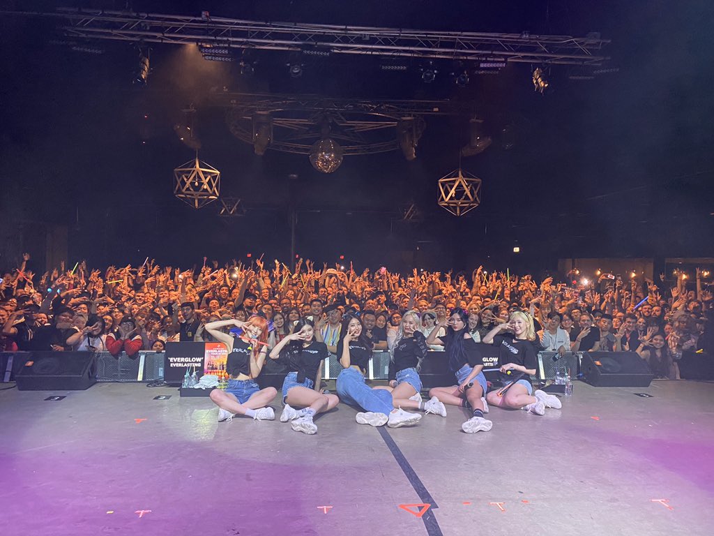 EVERGLOW_TH's tweet photo. [📷] Official Twitter Update 200307

[📸EVERGLOW]

20.03.06

EVERLASTING TOUR IN USA-DALLAS

#DUN_DUN 💕 @EVERGLOW_twt

#EVERGLOW #에버글로우 
#이유 #시현 #미아 #온다 #아샤 #이런
#EVERLASTING_TOUR #DALLAS https://t.co/r0tZr6YZud