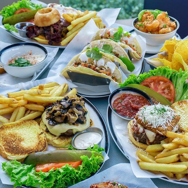 BlackTapKSA's tweet photo. بلاك تاب يجمعنا.. 🍔 FEAST MODE on #blacktapksa #blacktapthat #burger #taco #pizza https://t.co/d1R43dV4tg https://t.co/EsfB5EU3qN