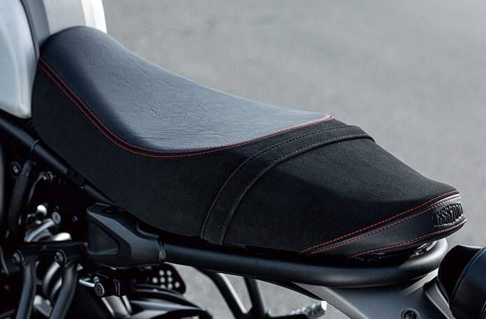 XSR700 マットグレーメタリック3は、タンクカバーにバフ掛け処理を行い