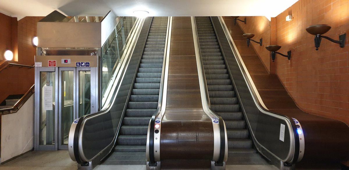 EuroDzwig's tweet photo. #elevator at an angle in #Warsaw #OldTowan https://t.co/WmZS6jgOr0