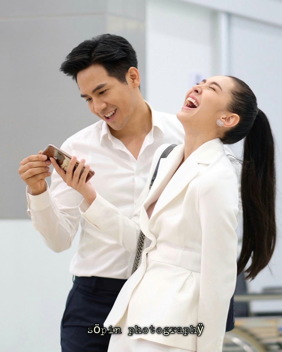 prathum8031's tweet photo. คงอยากรู้ ว่าอะไรทำให้น้องปล่อยสุดขนาดนี้ 😎ไม่เคยเห็นยุ่งกะโทรศัพท์ใครเลย แต่นี่ บ่อยนะแบบเนี่ยะ😉มุมกล้อง หรือ ห่างไม่ได้? ไม่ต้องตอบ คิดเองไปละ 😍😜/cr.sopin_lil_yard #โป๊ปเบลล่า #ร้อยเล่ห์มารยา https://t.co/0pC5RinpC4