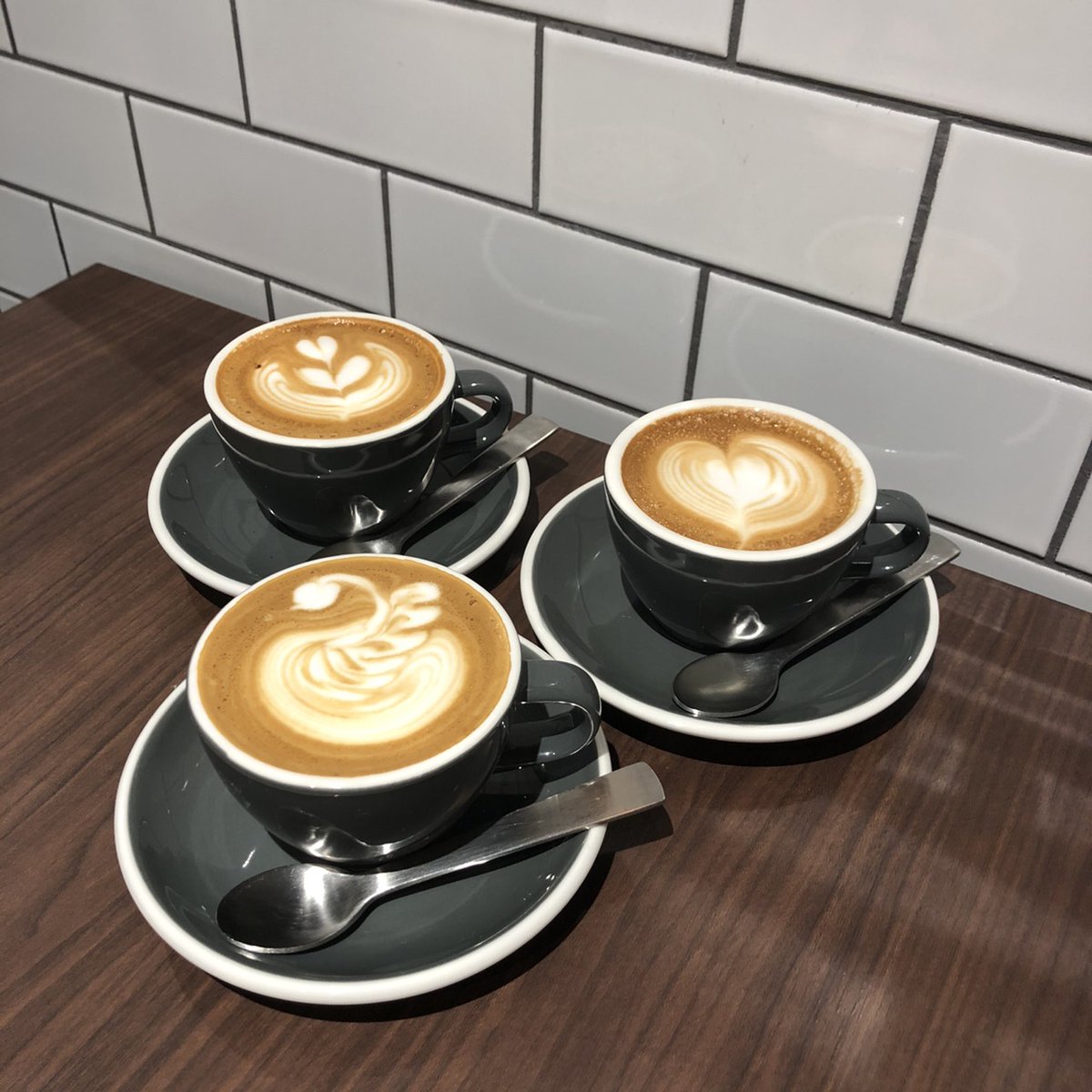 riry_runrun345's tweet photo. ニュージーランド病の3人でAuck's coffeeに来ました☕
#Auck's coffee https://t.co/u4kLxVX7f0