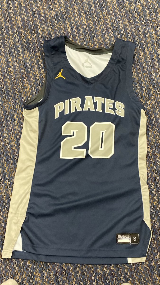 Gus_0520's tweet photo. Thank you for all the support everyone has showed throughout the 4 years of my basketball career. We had one hell of a last run and the memories I made with this team will never be forgotten and will go down in Hidalgo history! #20out 🏆🏆🏆 https://t.co/TMgkHRLdTI