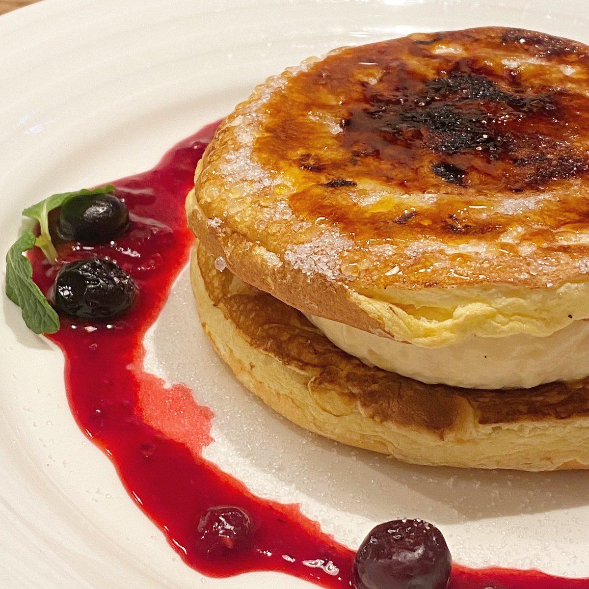 表参道 原宿のローカルメディア Omoharareal 木と水と土と 表参道店 の看板メニュー ブリュレパンケーキ 表面は香ばしく パリッとした食感が楽しい ふわふわ生地には 卵の旨味が感じられるクリームがたっぷり ぜひ食べてみて