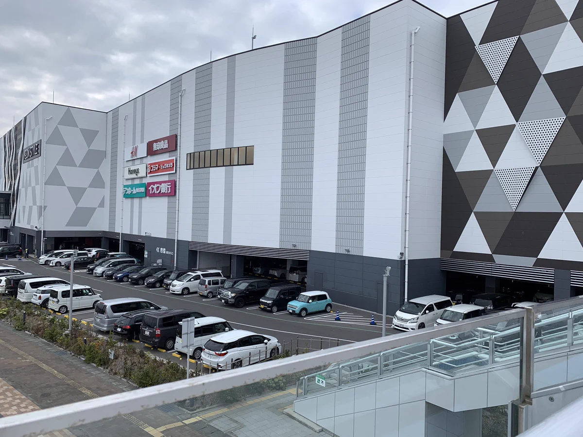 福島県のイオンモール、1階全部が駐車場で2階からが店舗という珍しい構造。ちゃんと理由がありました。