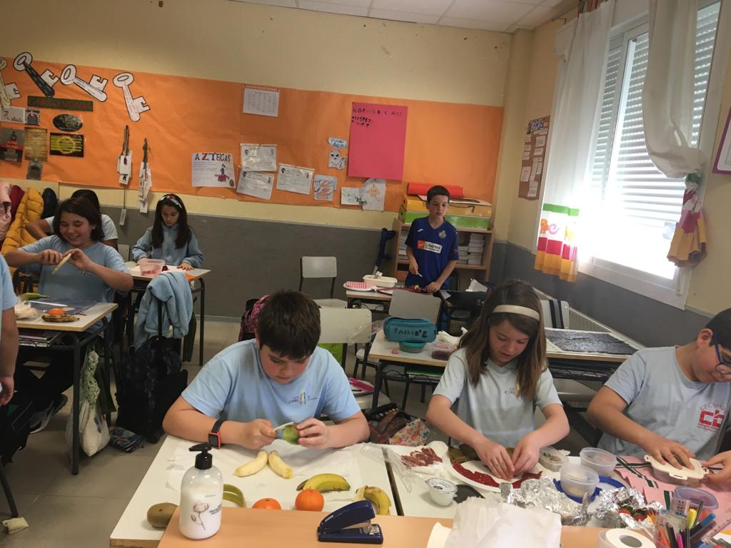 Carl0sTercer0's tweet photo. Os dejamos algunos momentos de la elaboración de los #DesayunosSaludables y #DesayunosDivertidos que han preparado las clases de 5°Primaria. #EducaciónParaLaSalud #Art #PequeñosArtistas #Steam #SteamCarlosIII #SteamMadrid #JuntosAprendemos #JuntosDisfrutamos #WeAreJustCarlosIII. https://t.co/LQ3Aewydy8
