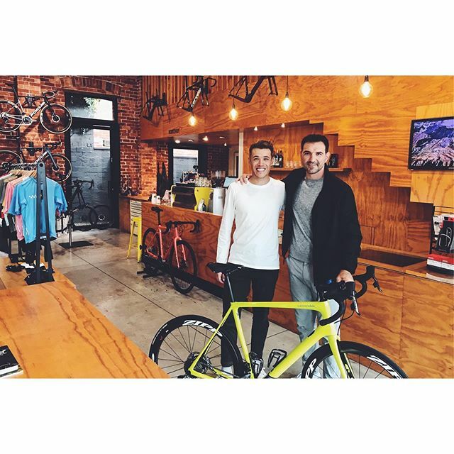 Never know who you’ll bump into at a bike store these days...old friend and owner of <a href="/bikegallerymelb/">Bike Gallery</a> <a href="/cam_mcdonald/">Cam McDonald</a> tuning up my ride. Thanks mate 👌🏼 ift.tt/2vKTdEl