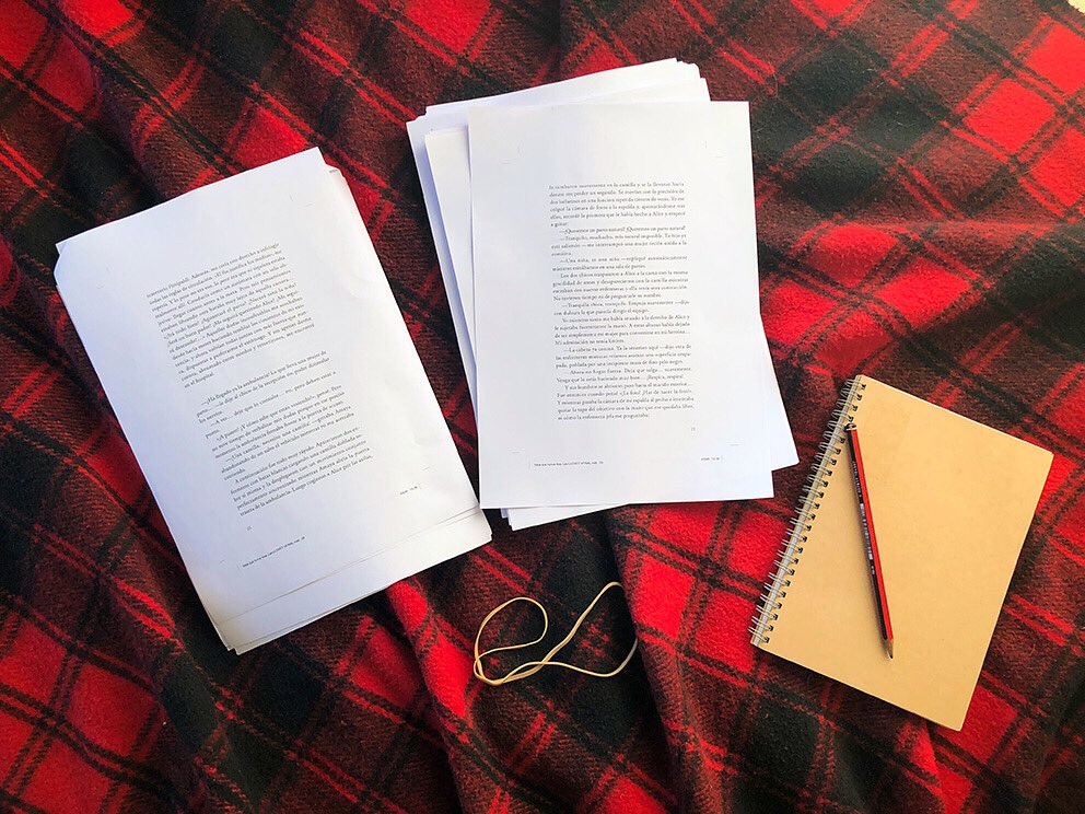 Dicen que una novela no está acabada hasta que sale de imprenta, ¡y que aún entonces hay escritores que siguen corrigiéndola! Aquí estoy un día más leyendo y releyendo la mía en busca de la excelencia... ¡la quimera de los perfeccionistas!