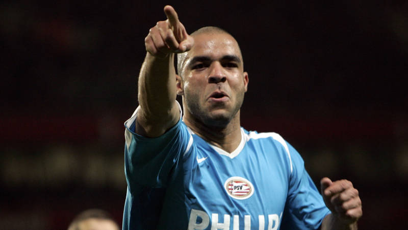 MarcelvdLaar's tweet photo. 🔙 Vandaag in 2007 torende Alex hoog boven de verdedigers van Arsenal uit en kopte @PSV naast Arsenal. Door die 1-1 plaatste PSV zich voor de kwartfinale van de #ChampionsLeague #psv #detank #mooietijden https://t.co/9A2woMPX4t