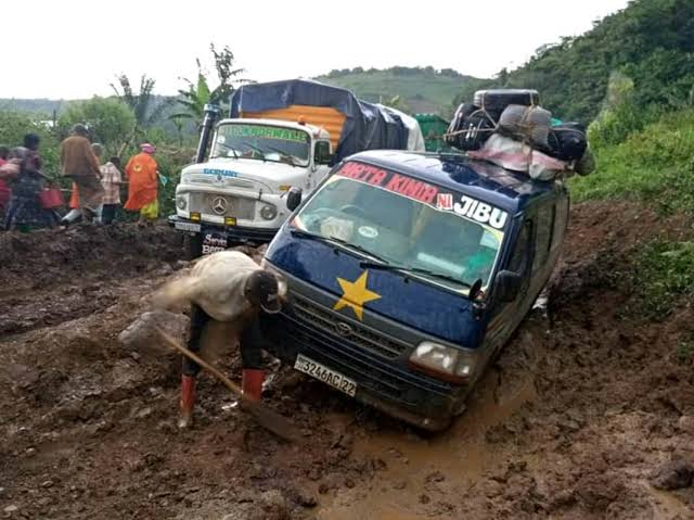LitsaniChoukran's tweet photo. Lundi, journée sans véhicule à #Bugorhe/Kabare pour réclamer la réhabilitation de la RN2 (Bukavu-Goma) https://t.co/c54LoF1Vru https://t.co/qV7tGVQz2n