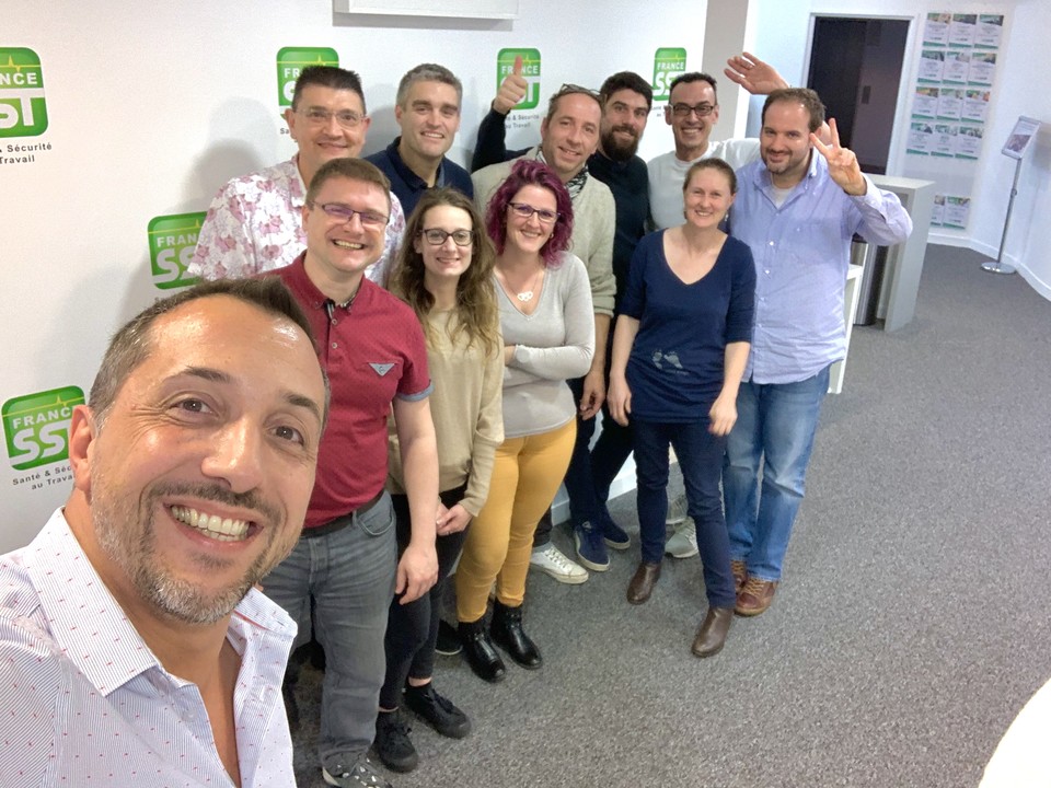 France_SST's tweet photo. Cette semaine... Encore une ambiance déplorable et ennuyeuse avec ces 10 🆕 #Formateurs #SST 😂 #FranceSSTfamily
> Formez vos collaborateurs au #secourisme ou devenez #formateur avec #FranceSST 👉 https://t.co/MxQdhpwg2X
#SIT #PSC1 #AFGSU #APSASD #Santé #Sécurité #Travail https://t.co/9BCLQaePs4