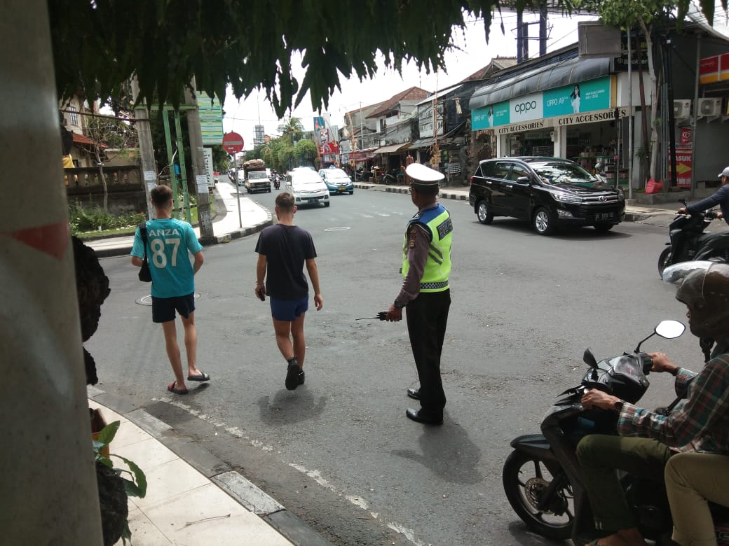 polsekkuta's tweet photo. Simpang jalan Raya Kuta Blambangan Personil Lantas Polsek Kuta Polresta Denpasar Bantu Penyeberangan Wisatawan, Sabtu (7/03/2020) sore.
#divisihumaspolri #lalulintas #simpang #bantu #penyeberangan #pejalankaki #wisatawan #aman #lancar #infobadung #balinejani #kuta #polisibali https://t.co/jpyK4olBB6