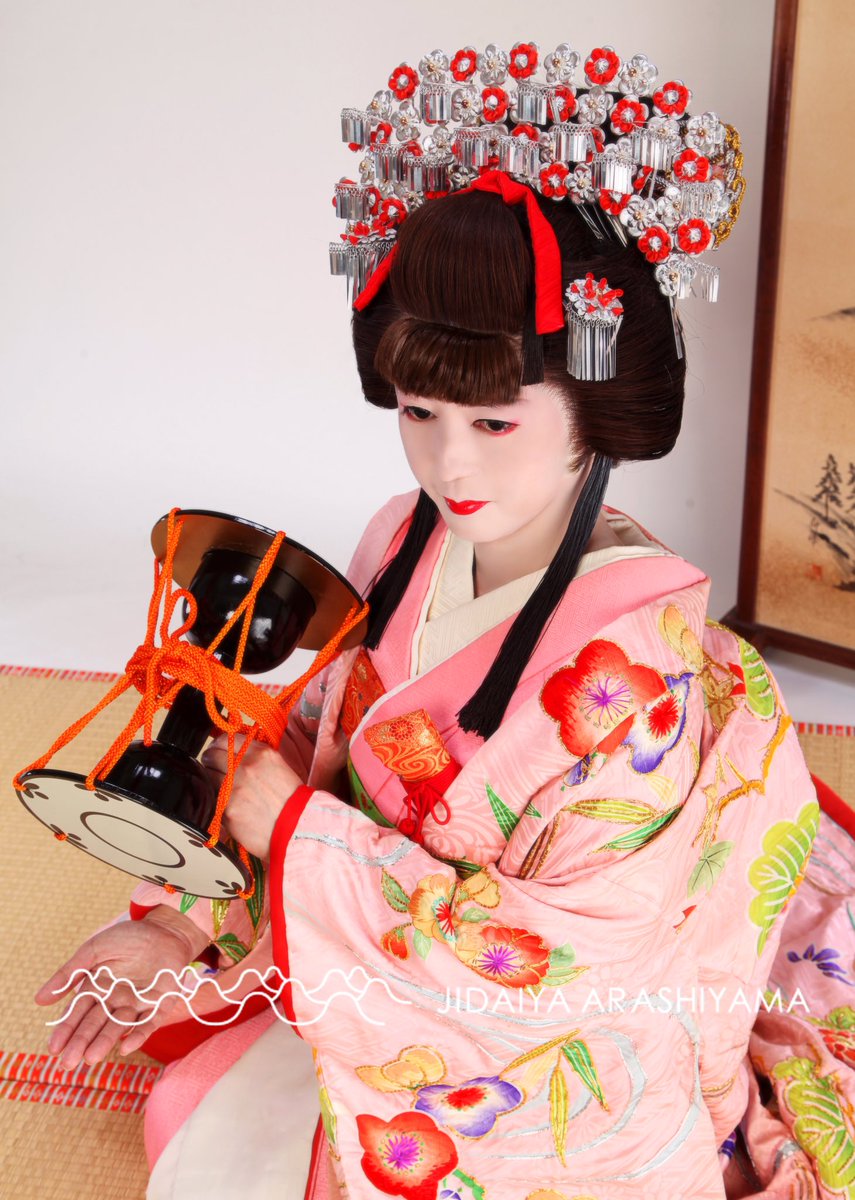 舞妓体験 時代衣裳変身スタジオ 時代や 基本プランのお姫様をしてくださいましたお客様写真です 今回は前髪有りバージョンで楽しんでいただきました 前髪あるとあんみつ姫のような幼さが出てとても可愛いです ピンクのお着物もぴったり とっても