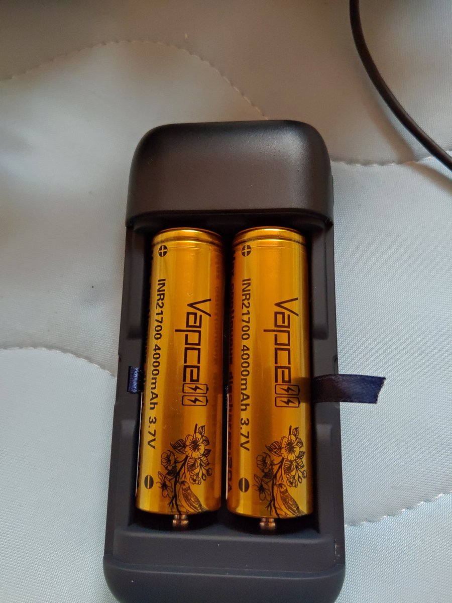 minloth's tweet photo. Vive 無線は12V 1.5A 供給が必要ので、QC 3.0対応バッテリーが必要。予備バッテリーを探している時、XTAR PB2SのチャージャーがQC3.0対応　21700も使える!　Samsung 40T を使ってみたら、問題なく使えた! https://t.co/mejFKeves7