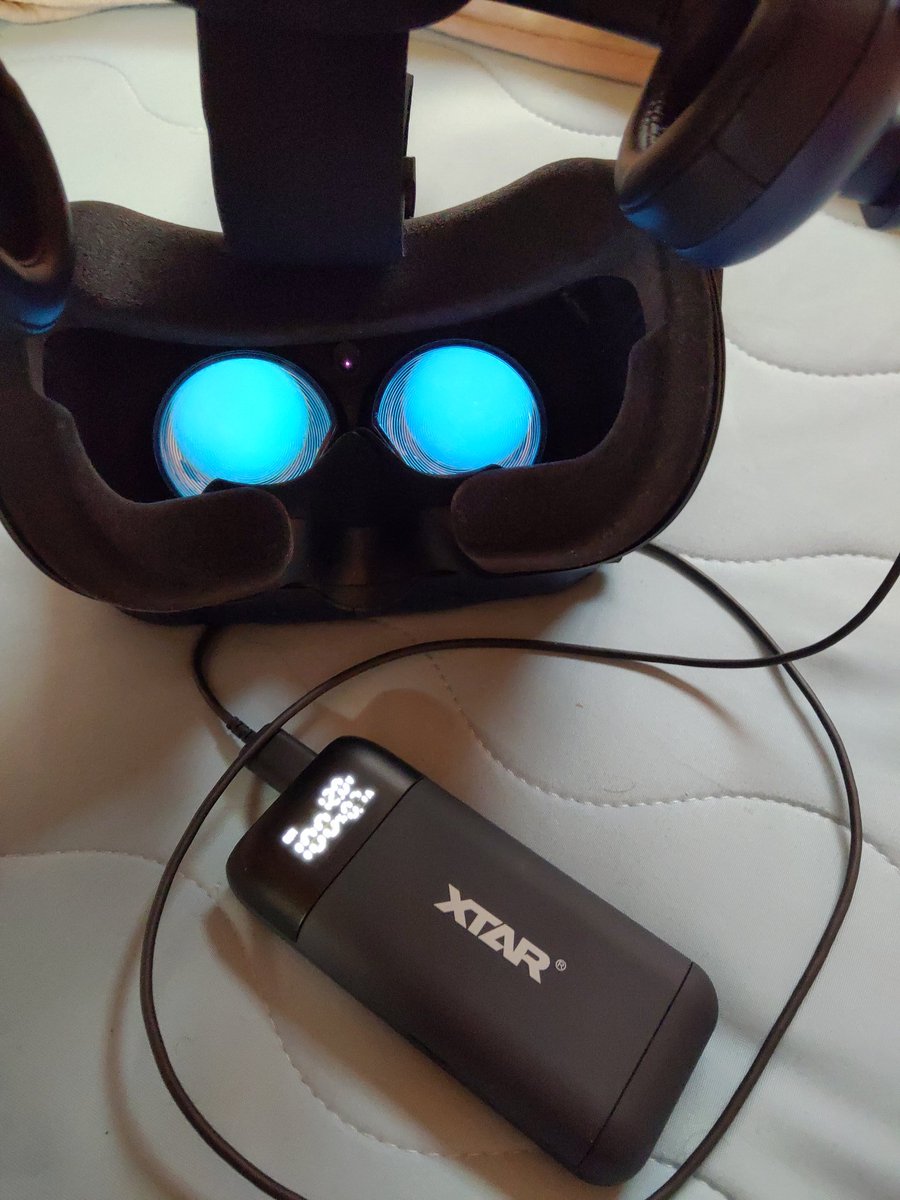 minloth's tweet photo. Vive 無線は12V 1.5A 供給が必要ので、QC 3.0対応バッテリーが必要。予備バッテリーを探している時、XTAR PB2SのチャージャーがQC3.0対応　21700も使える!　Samsung 40T を使ってみたら、問題なく使えた! https://t.co/mejFKeves7