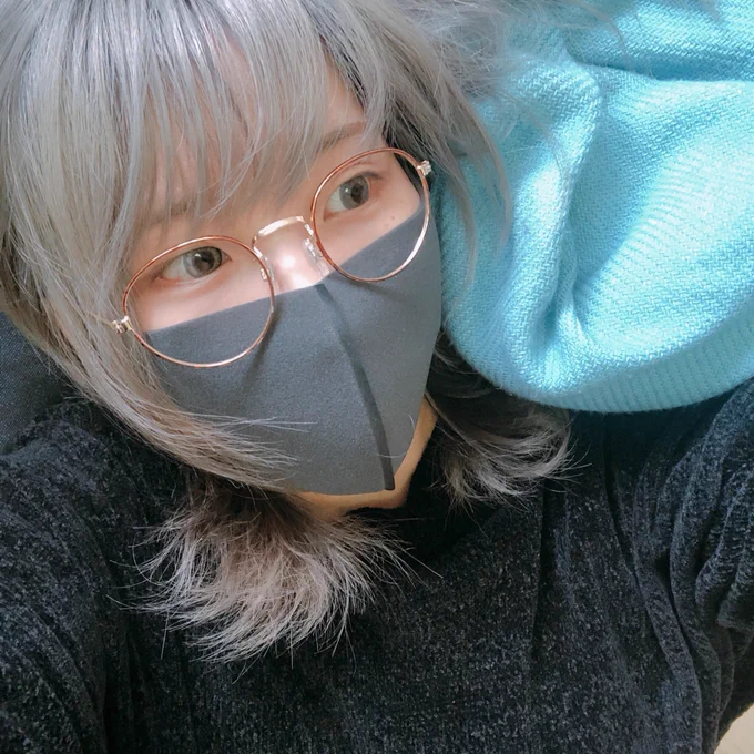 肌を休ませたいので、眉毛だけ描いてメガネとマスクで誤魔化してます。

日々、派手髪に顔が負けないようにしなきゃならねぇのです。 
