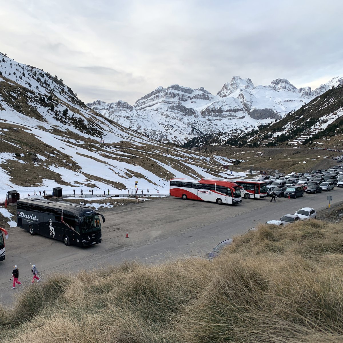 El temporal nos ha dejado lluvia, viento, ¡mucho viento!, pero también nieve. Y qué mejor plan de fin de semana que aprovechar esta maravilla de paisaje y recorrer las pistas de esquí que nos ofrecen mucho disfrute y mucha desconexión. ¿Os apuntáis? 📷 Emilio