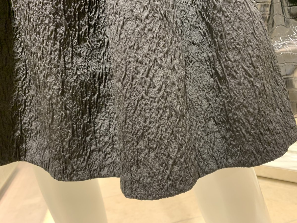 Aveniretoile_JP's tweet photo. 【阪急うめだ本店】
Aveniretoile ✕ Dutel ジャガードフレアスカート
立体模様が目を惹く上質な一着。
スカートだけでドレッシーな印象になるので、トップスはシンプルなものがオススメです✨
春らしいピンクアイテムとも相性抜群ですよ♡♡
#アベニールエトワール
#dutel
#スカート https://t.co/GB98NLjr04