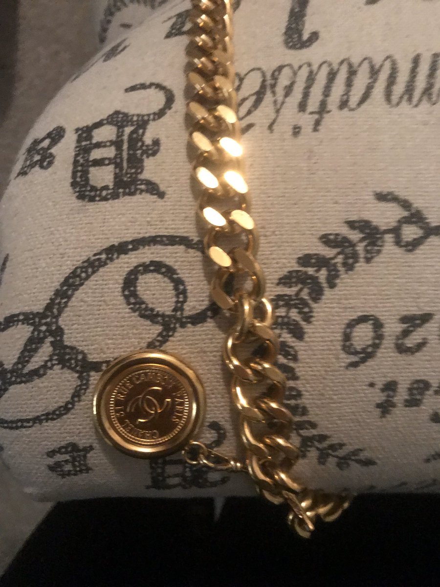 TeeterThePimp's tweet photo. Time to school u kids up. Retro 1970 chanel disco belt. Before chains were popularized they would take these old designer disco belts, gold dip them, repurpose them into bulky necklaces, and then drop vvs diamonds around the emblems. During early the hip hop era this was the ice. https://t.co/E3ZWegRPz4