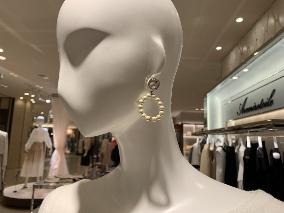 Aveniretoile_JP's tweet photo. 【阪急うめだ本店】
Aveniretoile ✕ Dutel ジャガードフレアスカート
立体模様が目を惹く上質な一着。
スカートだけでドレッシーな印象になるので、トップスはシンプルなものがオススメです✨
春らしいピンクアイテムとも相性抜群ですよ♡♡
#アベニールエトワール
#dutel
#スカート https://t.co/GB98NLjr04