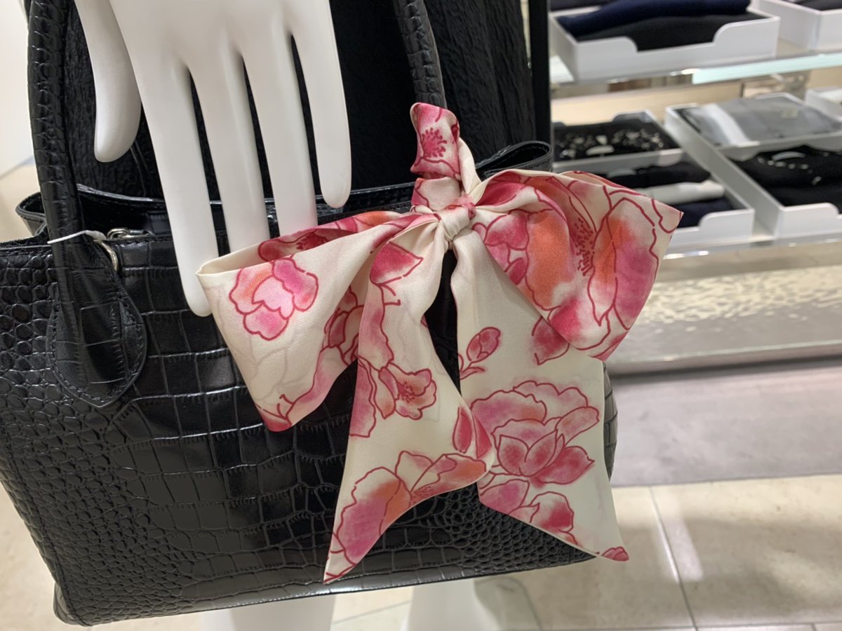 Aveniretoile_JP's tweet photo. 【阪急うめだ本店】
Aveniretoile ✕ Dutel ジャガードフレアスカート
立体模様が目を惹く上質な一着。
スカートだけでドレッシーな印象になるので、トップスはシンプルなものがオススメです✨
春らしいピンクアイテムとも相性抜群ですよ♡♡
#アベニールエトワール
#dutel
#スカート https://t.co/GB98NLjr04