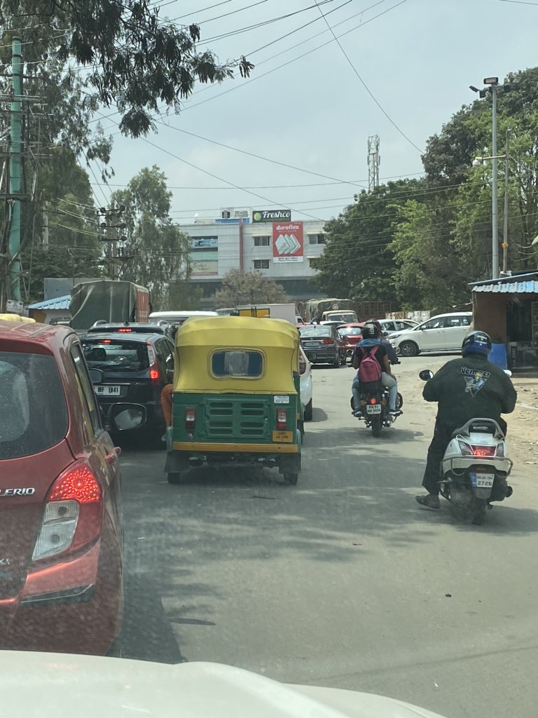 BaskarDhandapa1's tweet photo. @blrcitytraffic huge traffic jam at Haralur Road and silver county road junction. Pls help to clear this https://t.co/sLFDSu6KQJ