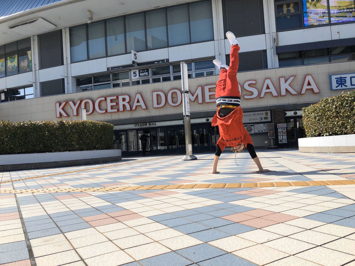 Harukaze_108's tweet photo. 作った衣装で早速撮影してきた📸
癖強真似してみたけどムズすぎ。笑

京セラでUVER観れなかった人だけど。
京セラ×UVERworld
やっぱり最高。

出禁解除してください😭😭

photo by @takami771251161 

#UVERworld 
#crewと繋がりたい 
#京セラドーム大阪 
#むげらー 
#衣装手作り
#癖強 
#真似できない https://t.co/4vWM66il70