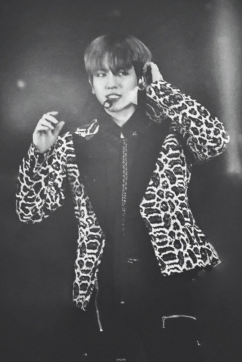 ChanBaekioo's tweet photo. 백현이 200204 SuperM in Seattle
Jopping 🎤🌠✨
#백현 #BAEKHYUN #SuperM #WeAreTheFuture #SuperMinSeattle @B_hundred_Hyun @superm https://t.co/dJmHIyPQF7