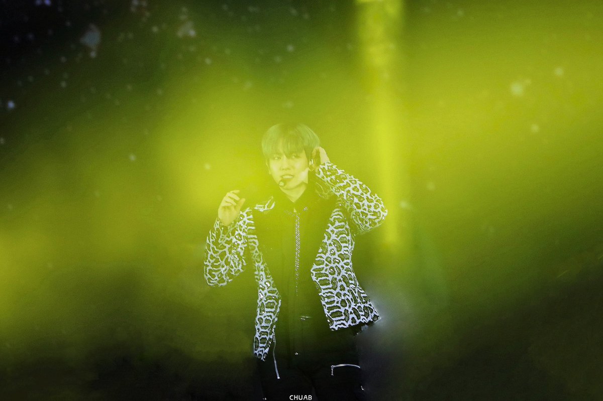 ChanBaekioo's tweet photo. 백현이 200204 SuperM in Seattle
Jopping 🎤🌠✨
#백현 #BAEKHYUN #SuperM #WeAreTheFuture #SuperMinSeattle @B_hundred_Hyun @superm https://t.co/dJmHIyPQF7
